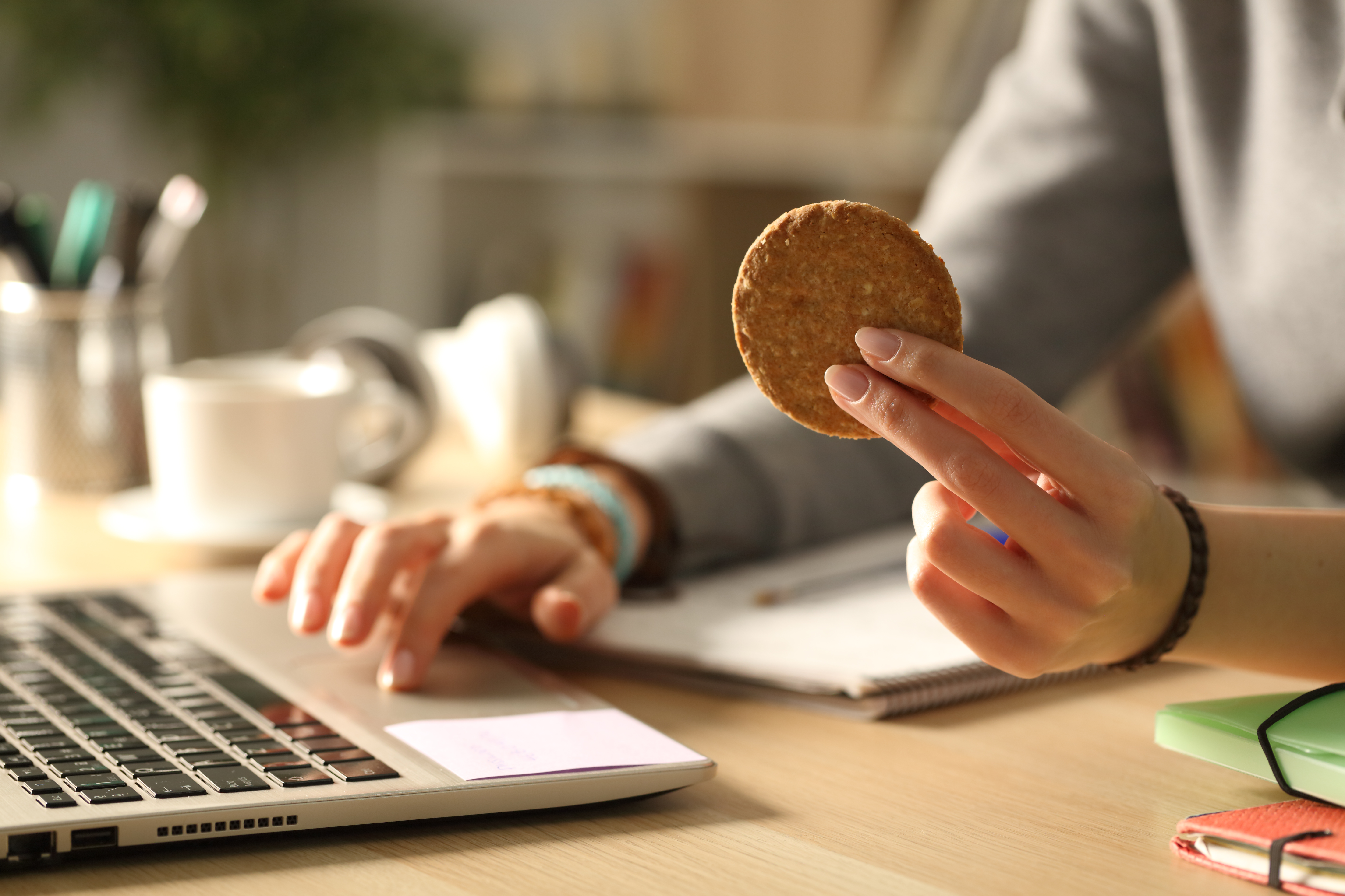 Impulsive snackers may find themselves eating cookies, crackers, or ice cream in their free time