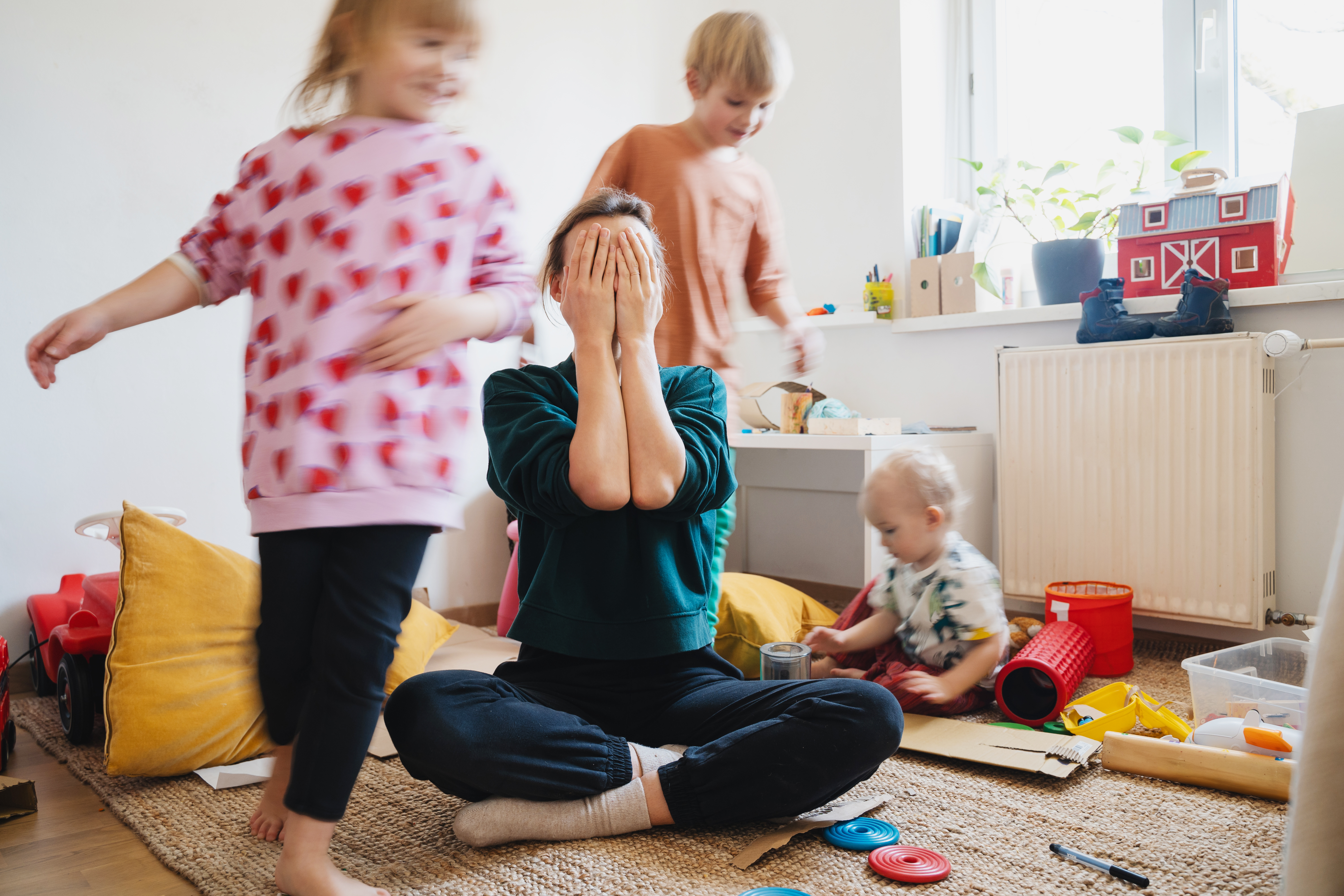 Een moeder heeft onthuld dat ze "haat" de zomervakantie, omdat ze beweerde dat haar 11-jarige dochter niets anders doet dan op een iPad zitten en klagen