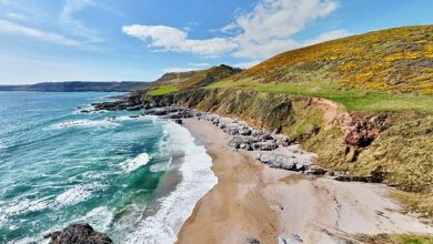 De mooiste publieksvrije stranden van Groot-Brittannië onthuld… van verborgen zandbaaien in Cornwall tot verscholen plekjes in Kent en afgelegen idylles in Schotland