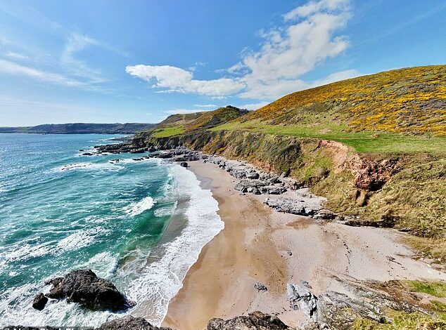 De mooiste publieksvrije stranden van Groot-Brittannië onthuld… van verborgen zandbaaien in Cornwall tot verscholen plekjes in Kent en afgelegen idylles in Schotland