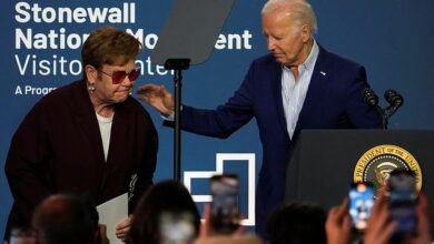 Bomvolle nieuwe peiling herziet verkiezingskansen Joe Biden tegen Donald Trump na presidentieel debat – terwijl president feestviert met Elton John bij opening Stonewall-monument