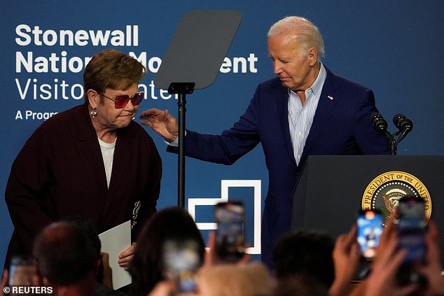 Bomvolle nieuwe peiling herziet verkiezingskansen Joe Biden tegen Donald Trump na presidentieel debat – terwijl president feestviert met Elton John bij opening Stonewall-monument