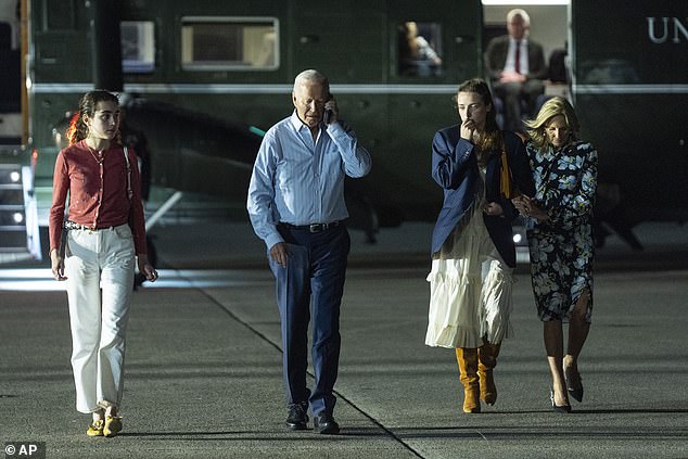 Biden ‘zal een belangrijke beslissing met zijn familie bespreken’ bij hun terugkeer naar Camp David – terwijl zijn campagne een bizarre verdediging van de belegerde president aflevert