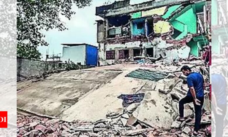 3 dead, 4 injured in building collapse near Deoghar shrine | India News – Times of India