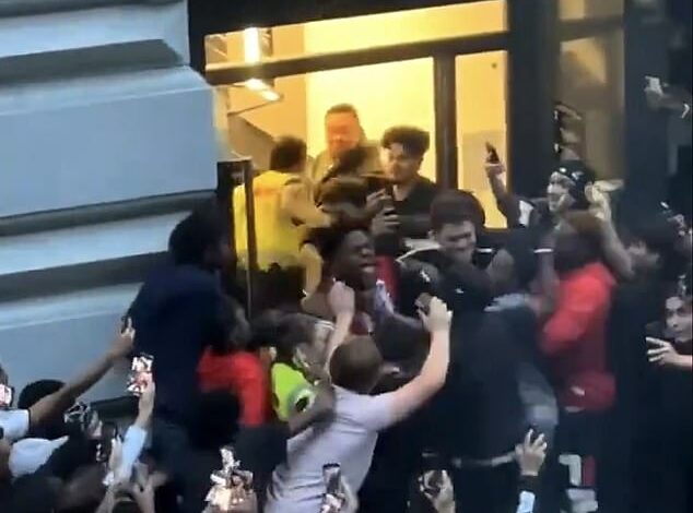 Shocking moment YouTube star IShowSpeed ​​is attacked in Oslo by a mob of fans who jump on him, pull out his hair and ‘throw urine at him’ as he vows to never return to Norway