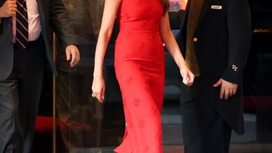 Melania Trump stuns in ,000 dress and red stilettos in rare appearance as she raises .4 million at extravagant Manhattan fundraiser… while husband Donald lies low after debate