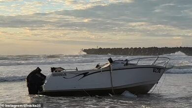 Northern NSW: Boat disaster with one dead and one man rescued after their vessel capsized while crossing the Tweed River coastal strip