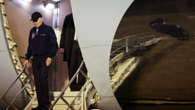 Biden, 81, loopt HEEL langzaam van Air Force One af en pauzeert meerdere keren nadat hij de diagnose COVID heeft gekregen… terwijl Nancy Pelosi hem vertelt dat het voorbij is