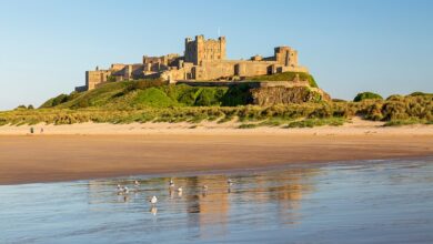 Meer dan 120 Britse kustbestemmingen voor 2024 gerangschikt door Which? – ‘ongerepte’ Bamburgh staat opnieuw bovenaan, met Bangor in Wales onderaan. Waar kwam JOUW favoriet op de lijst terecht?