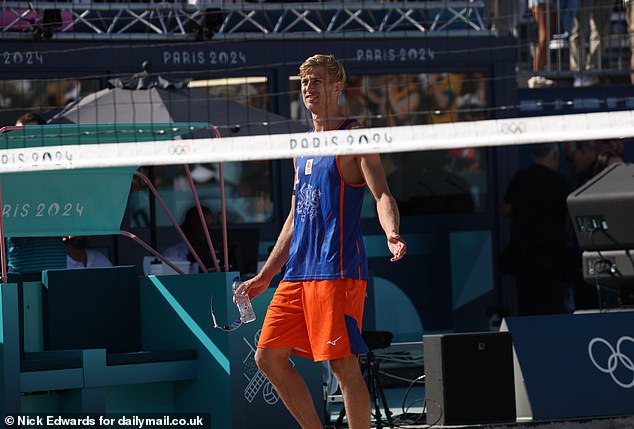 Nederlandse kinderverkrachter Steven van de Velde wordt uitgejouwd bij de start van zijn eerste Olympische beachvolleybalwedstrijd – na woedende reacties over deelname van zedendelinquent