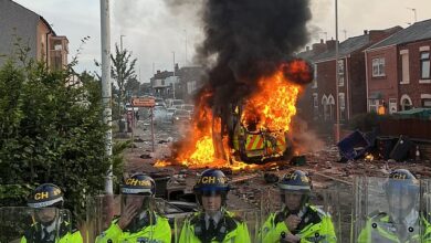 Anti-islamitische menigte roept ‘Engels tot ik sterf’ en veroorzaakt rellen en brandt politiebusje buiten moskee in Southport, vlakbij de plek waar drie meisjes werden gedood bij een mesaanval: politie waarschuwt na ‘ziekelijke’ scènes, terwijl ‘onjuiste informatie over aanvaller online verspreid wordt’