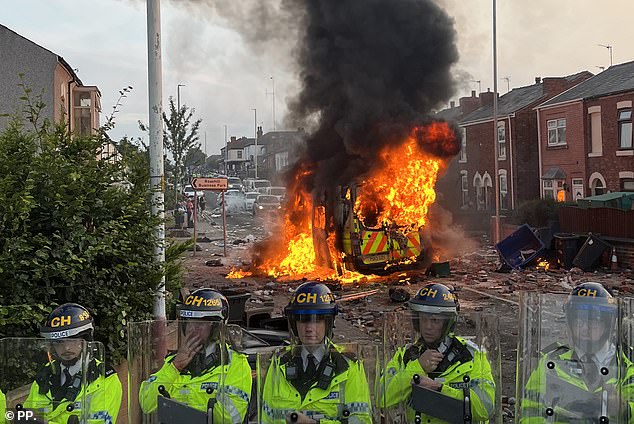 Anti-islamitische menigte roept ‘Engels tot ik sterf’ en veroorzaakt rellen en brandt politiebusje buiten moskee in Southport, vlakbij de plek waar drie meisjes werden gedood bij een mesaanval: politie waarschuwt na ‘ziekelijke’ scènes, terwijl ‘onjuiste informatie over aanvaller online verspreid wordt’