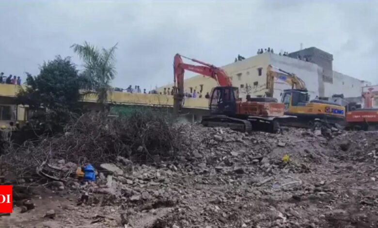 Death toll in Surat building collapse reaches 7, woman rescued | India News – Times of India