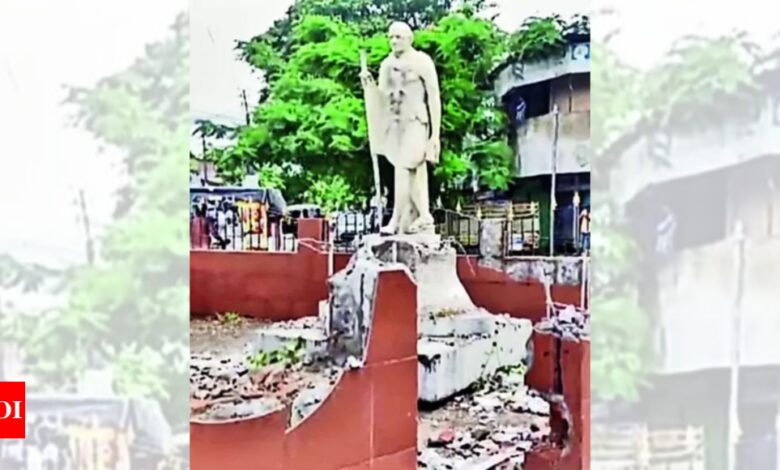 Gandhi statue uprooted to make way for clock tower | India News – Times of India