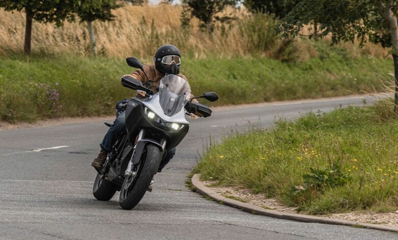 Ik reed op de eerste volledig elektrische adventure-motorfiets ter wereld – en het is de toekomst, afgezien van één groot nadeel