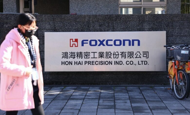 Labor officials visit Foxconn factory, question executives about hiring