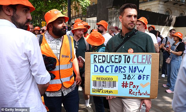 Labour offers young doctors HUGE 20 percent pay rise to end crippling strikes