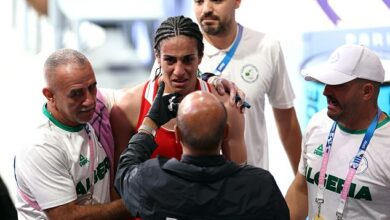 Snikkende Olympische boksster Imane Khelif verslaat Hongaarse Anna Luca Hamori en behaalt minstens een bronzen medaille in brute wedstrijd, terwijl controversiële mars naar goud in Parijs doorgaat