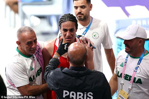 Snikkende Olympische boksster Imane Khelif verslaat Hongaarse Anna Luca Hamori en behaalt minstens een bronzen medaille in brute wedstrijd, terwijl controversiële mars naar goud in Parijs doorgaat