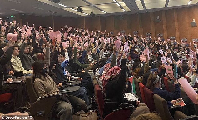 Global attention for photo of 600 University of Sydney students staging controversial vote