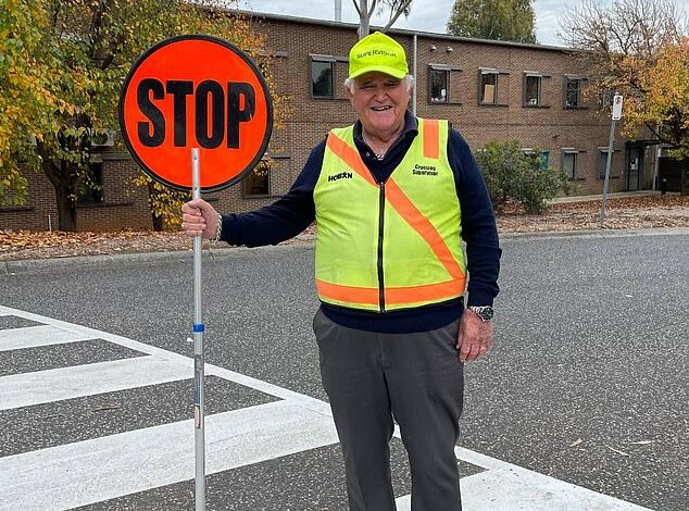 Outrage over Yarra Ranges Council banning Mount Dandenong lollipop man for act of kindness