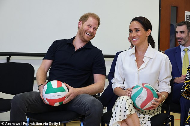 Meghan en Harry proberen hun Spaans uit in Colombia – prins sluit zich aan bij veteranen voor zitvolleybal in nieuwste stop op de ‘koninklijke’ tour van het stel