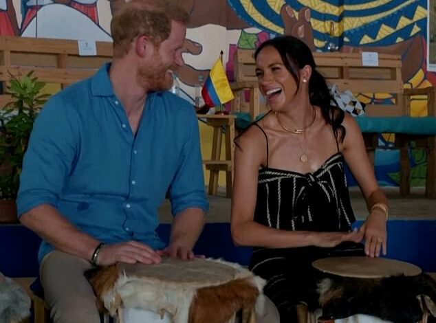 Harry en Meghan slaan op de bongo’s! Nep-koninklijke tour gaat door terwijl hertog en hertogin steun verzamelen in Colombia