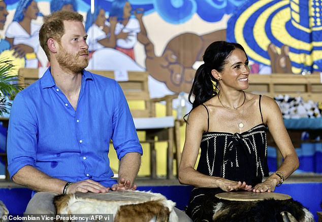 Harry en Meghan’s quasi-koninklijke Colombiaanse tour: 3.000 politieagenten, sluipschutters en een bioterreurbusje volgen elke beweging van het stel, ondanks dat er bijna niemand op komt dagen om ze te zien