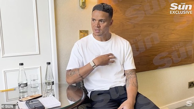 Jermaine Jenas geeft toe dat hij ongepaste sms’jes naar vrouwen bij de BBC heeft gestuurd en zegt dat hij ‘zichzelf heeft teleurgesteld’ terwijl hij onthult dat zijn huwelijk op de klippen loopt