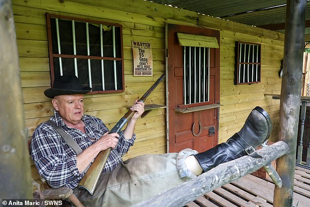 Ik heb mijn tuin omgetoverd tot een Wild West-stad uit de jaren 1850: een verzorgingshuismedewerker transformeert zijn huis door twee gevangenissen, een sheriffkantoor, een smidse en een kanon te bouwen