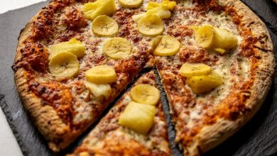 Italy – look away now! The Swedes are crazy about putting BANANAS on pizza… and the internet can’t figure it out. Would YOU try it?