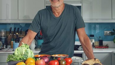 Proof that you CAN REALLY eat to beat hot flashes and hormonal anxiety… as outspoken diet guru Tim Spector launches his ZOE menopause diet. Here’s how to do it