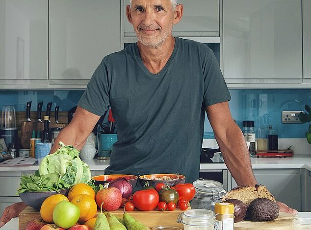 Proof that you CAN REALLY eat to beat hot flashes and hormonal anxiety… as outspoken diet guru Tim Spector launches his ZOE menopause diet. Here’s how to do it