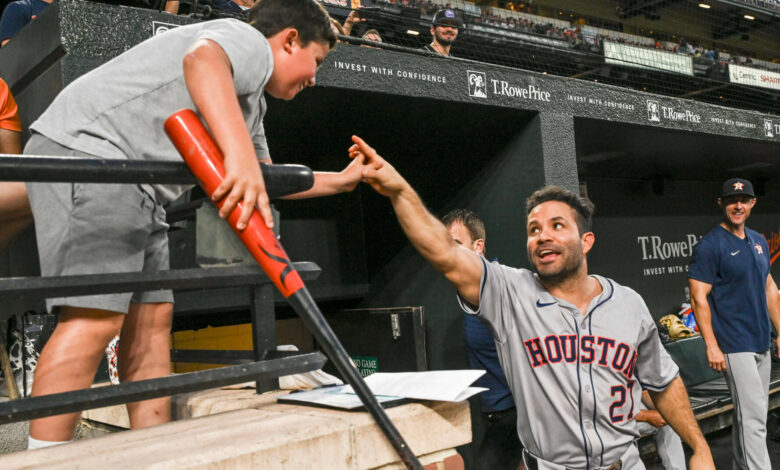 Jose Altuve donates superfan bat after homerun