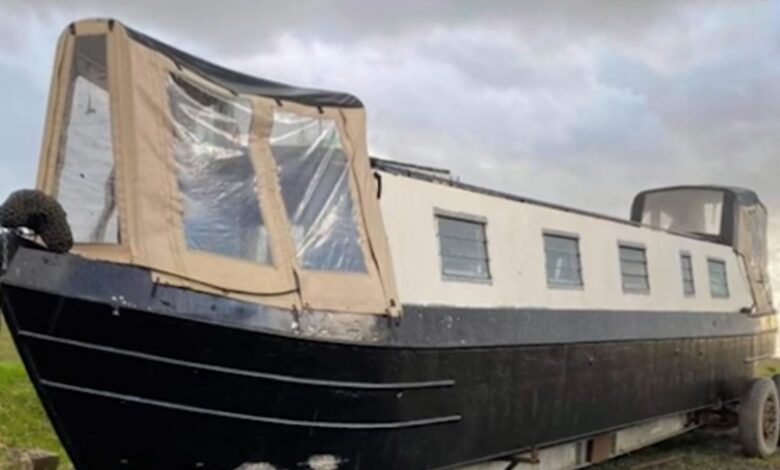 We bought a moldy narrow boat on Facebook Marketplace to live in