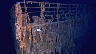 Titanic STAAT OP HET PUNT: Schokkende voor- en nafoto’s laten zien hoe een deel van de boeg is uiteengevallen – terwijl experts waarschuwen dat de ondergang van het hele schip ‘onvermijdelijk’ is