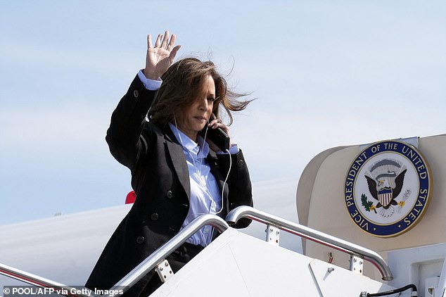 Kamala Harris is being criticized for new tactic to avoid questions while boarding a plane