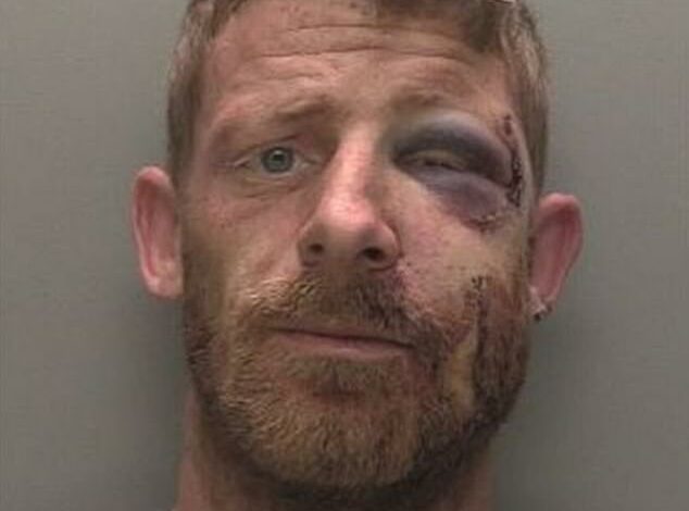 Thug who beats up his girlfriend suffers instant karma as bystanders give him a taste of his own medicine and leave him with a huge black eye