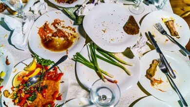 Do you help wait staff clear plates when they go out to eat? Etiquette expert Laura Windsor says guests should NEVER do this…