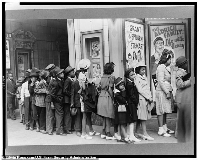 Does this photo, taken in Chicago in 1941, prove that time travel exists?