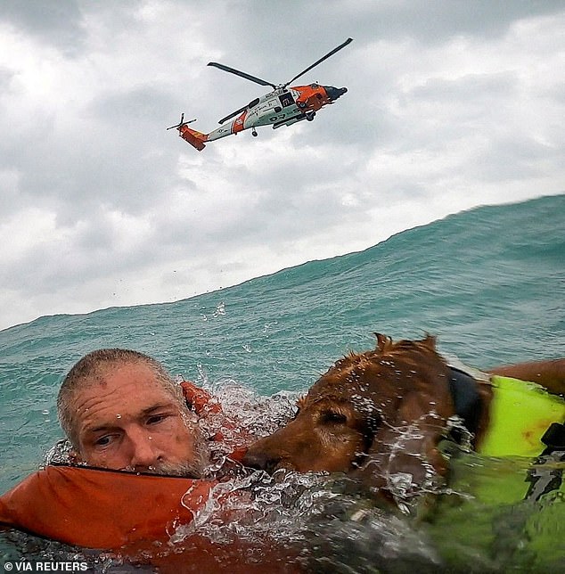 Moment zeeman en zijn hond worden 32 kilometer uit de kust van Florida gered nadat hun boot zonk in de orkaan Helene