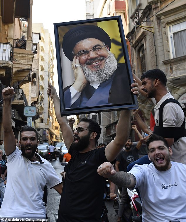 Jammerende aanhangers van Hezbollah gaan de straat op in het hele Midden-Oosten nadat Iran alle moslims heeft opgeroepen zich bij de zaak aan te sluiten, terwijl Israël beweert dat de aanval op leider Nasrallah ‘op 7 oktober nog een keer heeft tegengehouden’