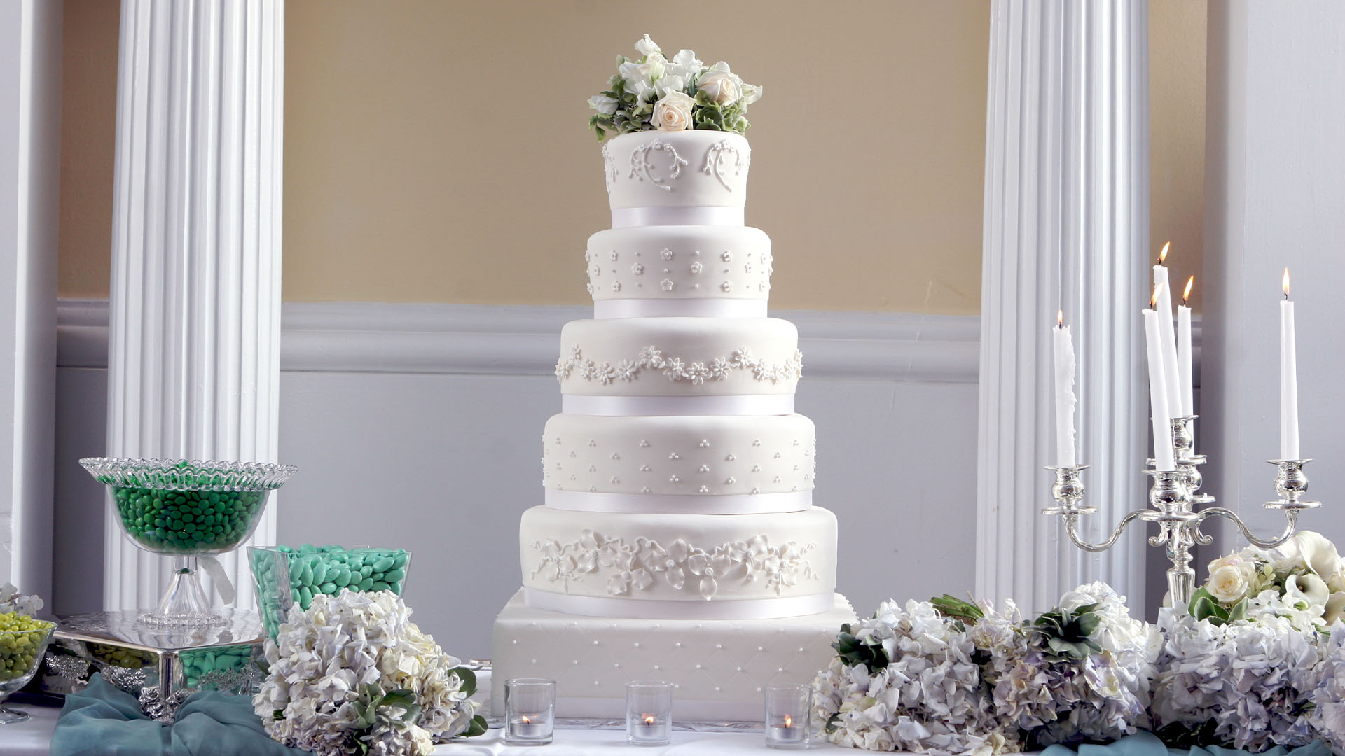 Couple’s ‘aggressively American’ wedding cake and cake topper are branded ‘trashy’