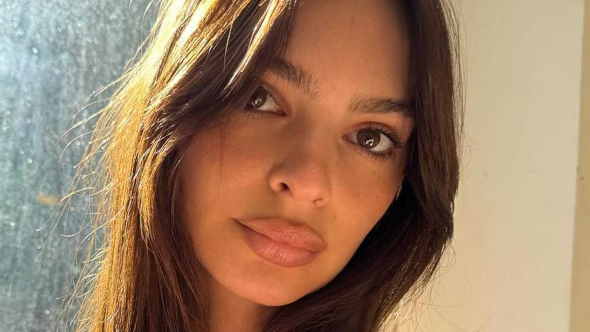 Emily Ratajkowski Shares Her Favorite  Makeup Remover — And a Botox Reveal