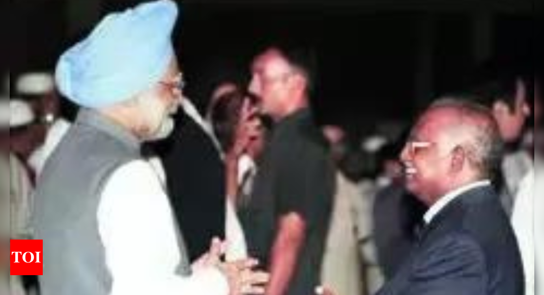 Fadnavis shares photo of Manmohan’s 2009 iftar party to refute opposition allegations | India News – Times of India