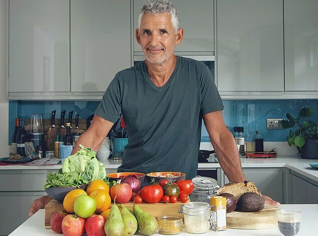 Health guru Tim Spector is now helping women eat to combat hot flashes, thanks to the unique Zoe app feature