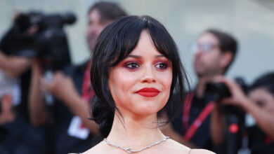 Jenna Ortega’s Hairstylist Uses  Tool to Give Her Bangs a ‘Perfect Wave’