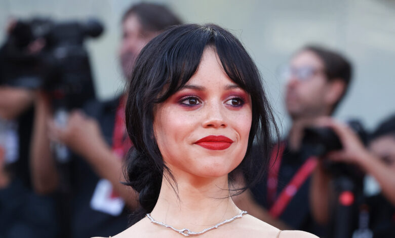 Jenna Ortega’s Hairstylist Uses  Tool to Give Her Bangs a ‘Perfect Wave’