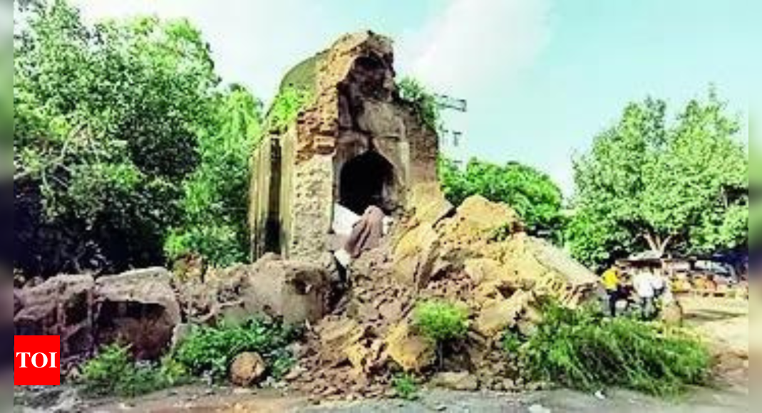 Lodi-era mosque collapses in Agra | India News – Times of India