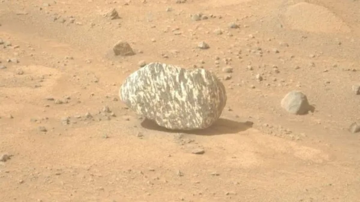 Perseverance Rover Finds Strange Zebra-Striped Rock on Mars